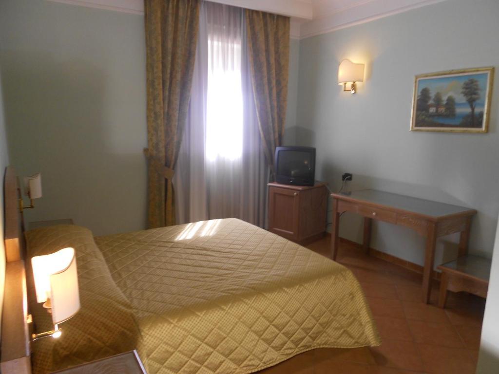 Grand Hotel Pavone Cassino Rum bild